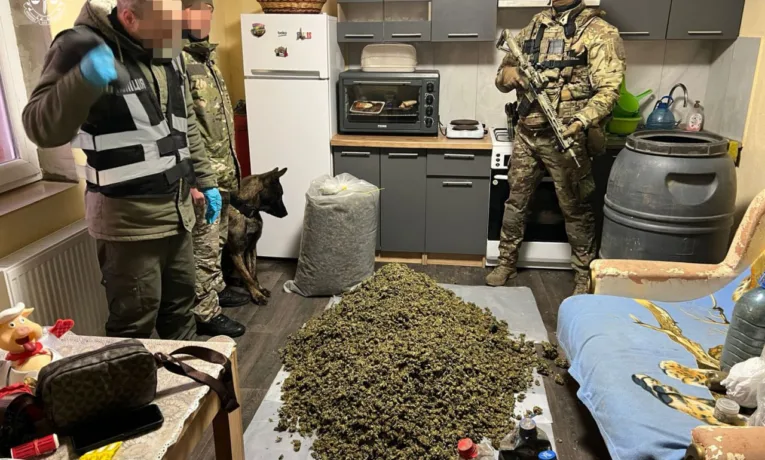 На Тернопільщині викрито наркоторговців, у яких вилучили 25 кг канабісу на 9 млн грн