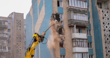 У Тернополі розпочався демонтаж будинку на Стуса, який зруйнувала російська ракета