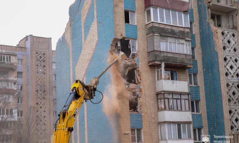 У Тернополі розпочався демонтаж будинку на Стуса, який зруйнувала російська ракета