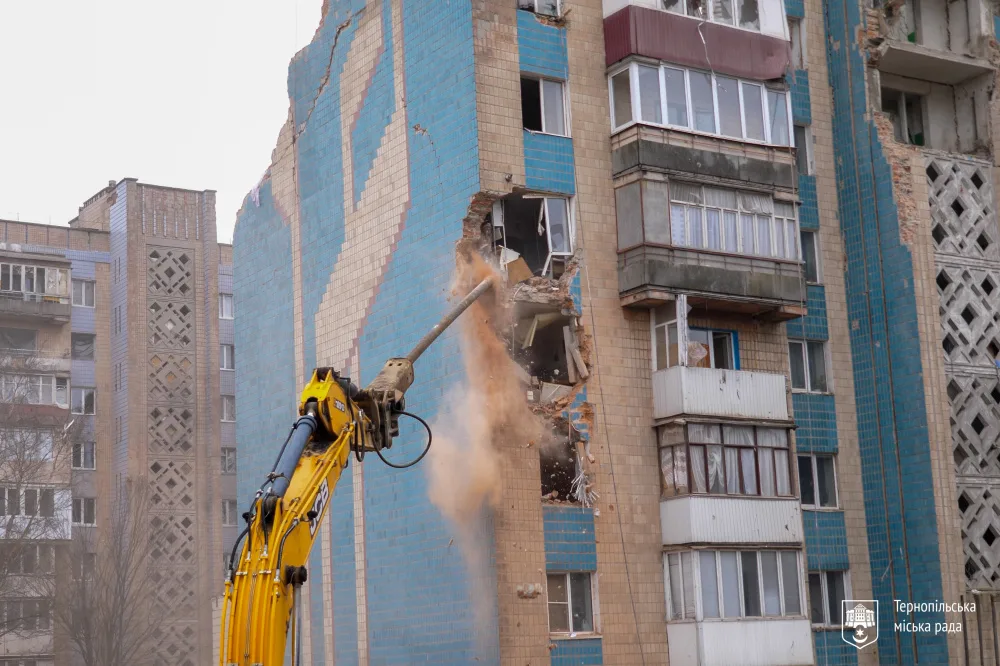 У Тернополі розпочався демонтаж будинку на Стуса, який зруйнувала російська ракета