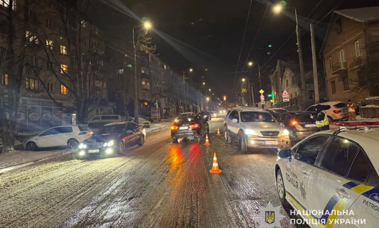 Автотроща у Тернополі: зіткнулися "БМВ", "Вольво" та "Кіа"