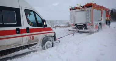 Негода паралізує дороги Тернопільщини: рятувальники витягують авто зі снігу
