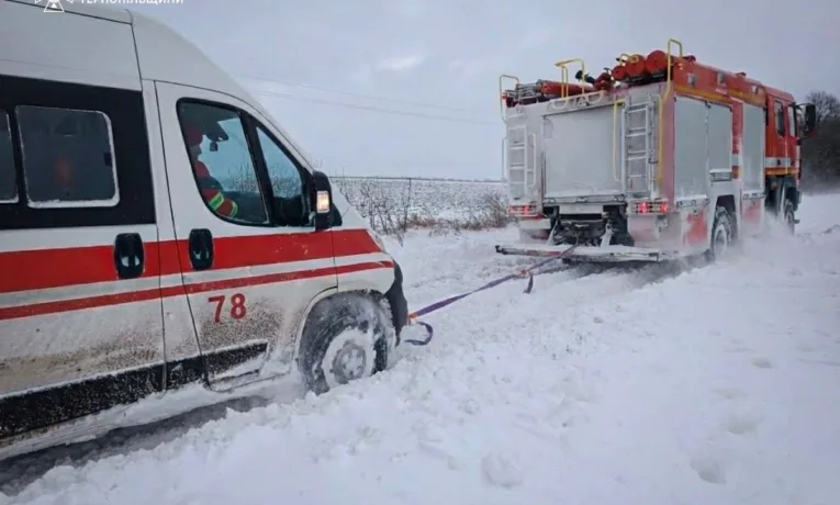 Негода паралізує дороги Тернопільщини: рятувальники витягують авто зі снігу