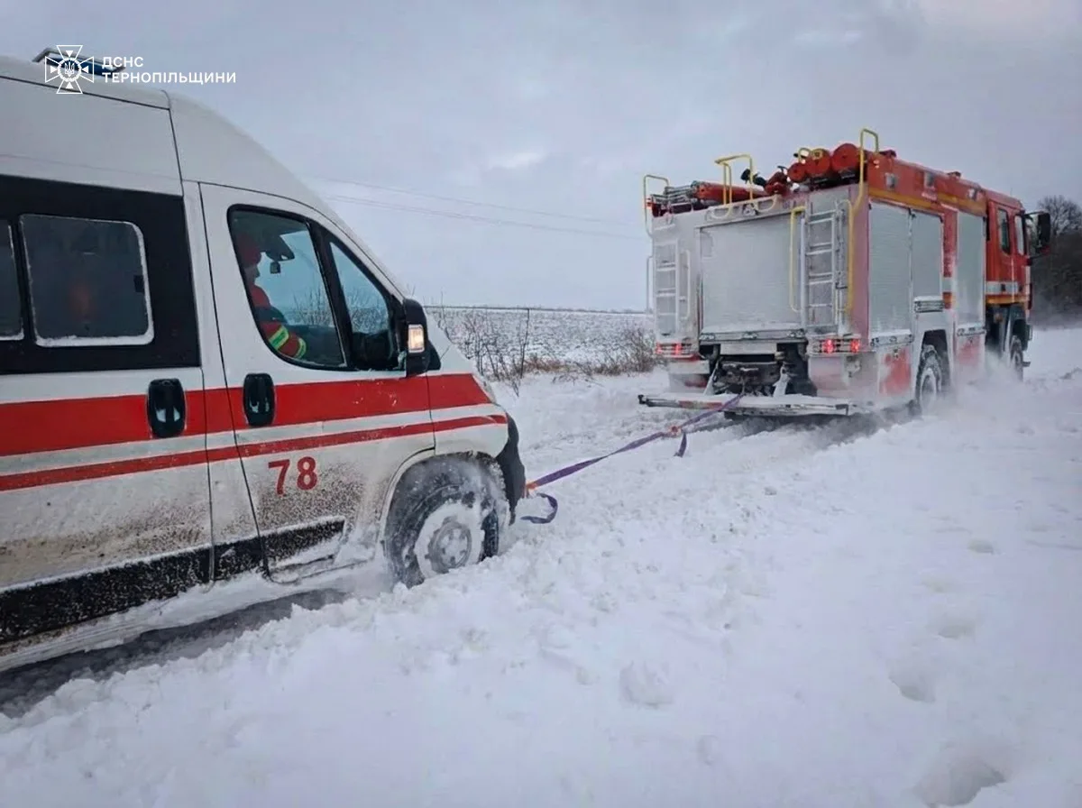 Негода паралізує дороги Тернопільщини: рятувальники витягують авто зі снігу