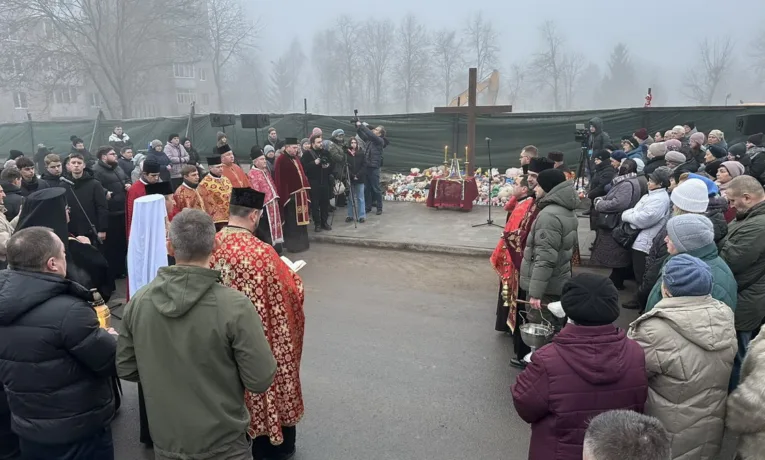 У Тернополі освятили хрест на місці загибелі людей після ракетного удару