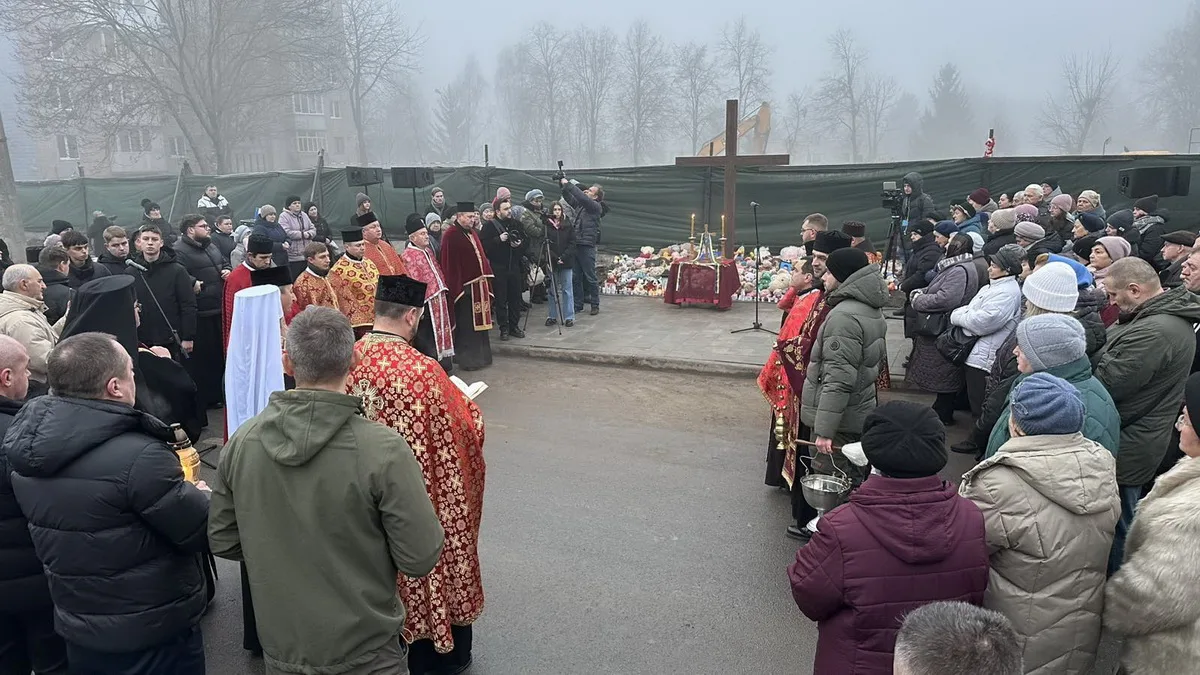 У Тернополі освятили хрест на місці загибелі людей після ракетного удару