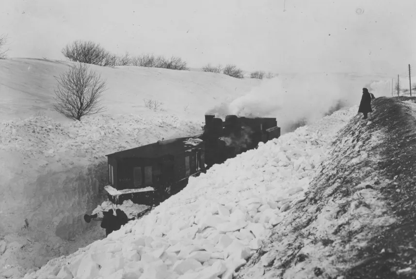 Тернопільська залізниця в кучугурах снігу на фото 1929 року