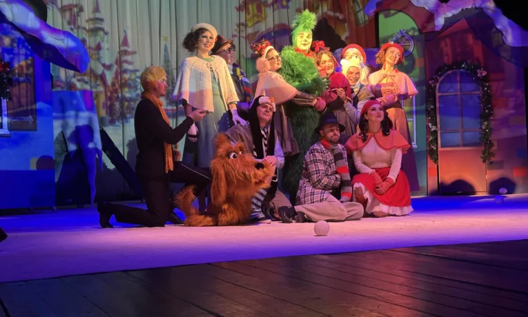 Дітям працівників «Тернопільміськгазу» влаштували свято Миколая з казкою «Грінч» і подарунками для військових