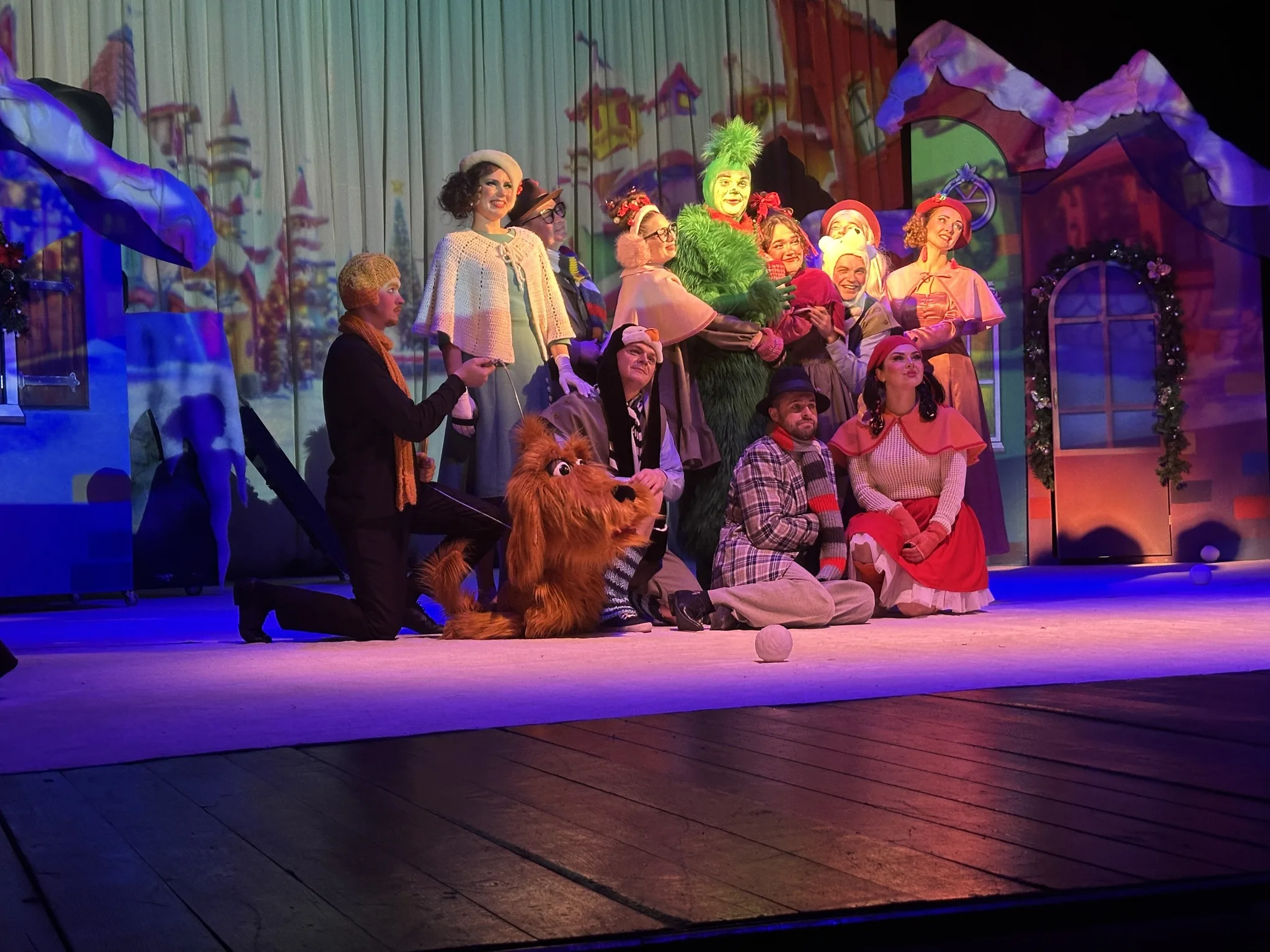 Дітям працівників «Тернопільміськгазу» влаштували свято Миколая з казкою «Грінч» і подарунками для військових