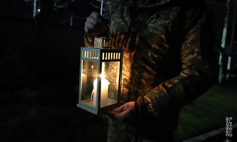 Пластуни передали тернопільським гвардійцям Вифлеємський вогонь миру