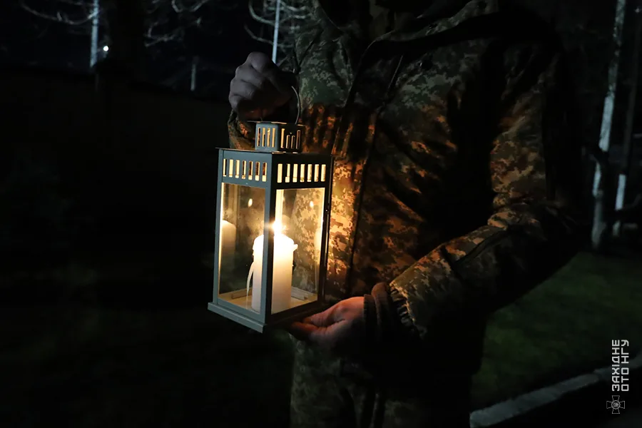 Пластуни передали тернопільським гвардійцям Вифлеємський вогонь миру