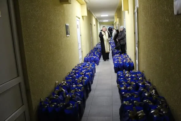 передадуть 629 подарунків