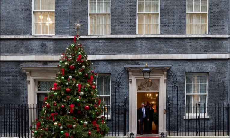 Урядову ялинку в Лондоні прикрасили тернопільською жар-птицею