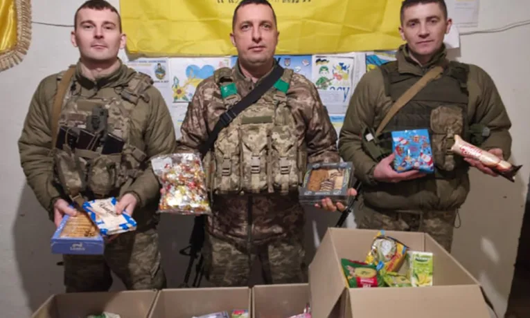 Учні тернопільської школи №22 передали теплі подарунки та малюнки артилеристам 44-ї бригади