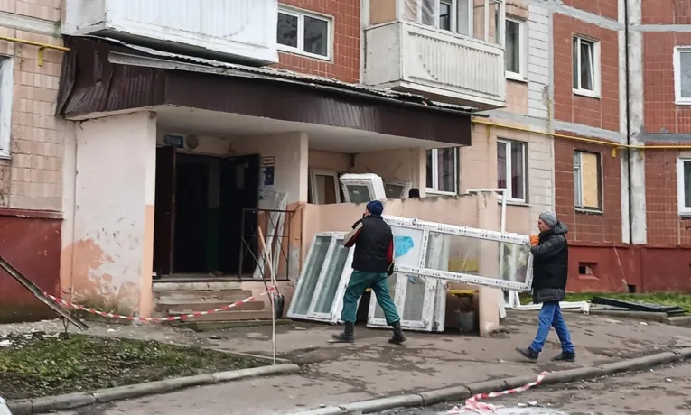 У пошкоджених будинках по вул. Стуса та 15 Квітня у Тернополі триває встановлення нових вікон