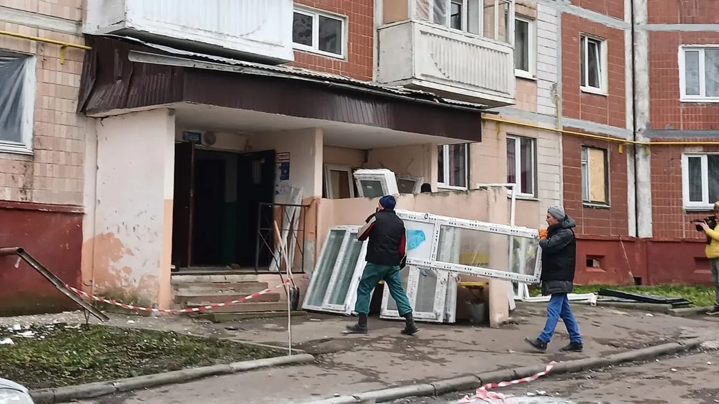 У пошкоджених будинках по вул. Стуса та 15 Квітня у Тернополі триває встановлення нових вікон