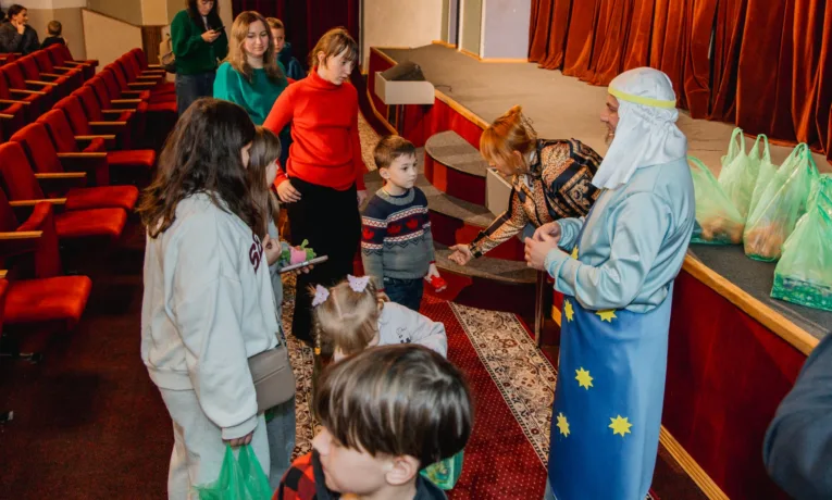 Дітям загиблих і полонених військових у Тернополі показали благодійну виставу та вручили подарунки 