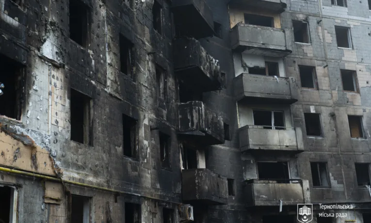 По 50 тисяч гривень отримають власники 12 квартир, чиї помешкання згоріли під час ракетної атаки
