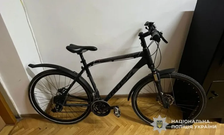 У Тернополі жінка викрала велосипед вартістю 15 тисяч гривень з під’їзду багатоповерхівки