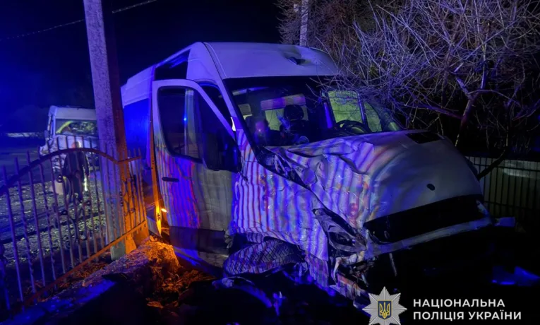 два мікроавтобуси