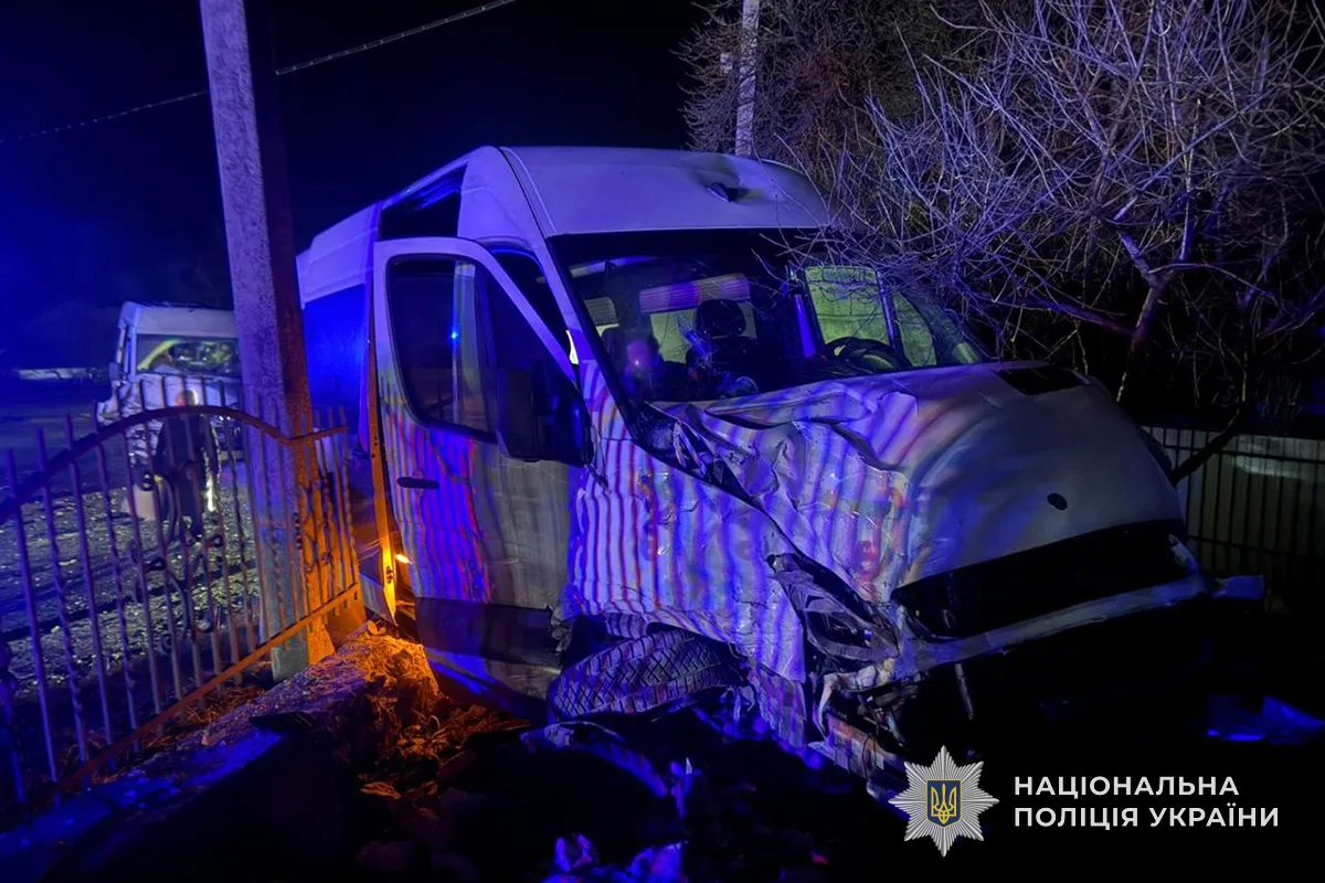 два мікроавтобуси