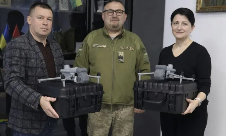 два квадрокоптери