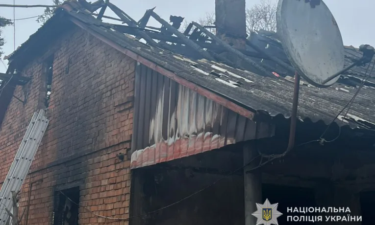 вогонь у будинку