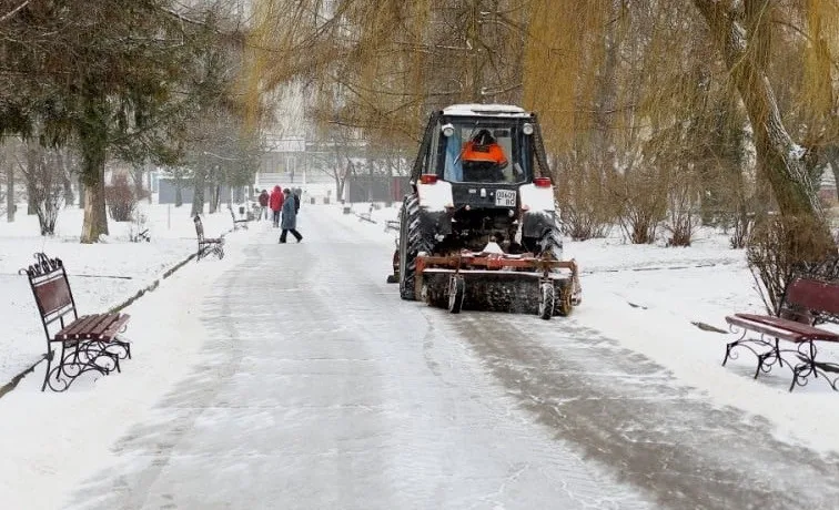 У Тернополі 28 грудня вулиці та тротуари очищають від снігу і ожеледиці