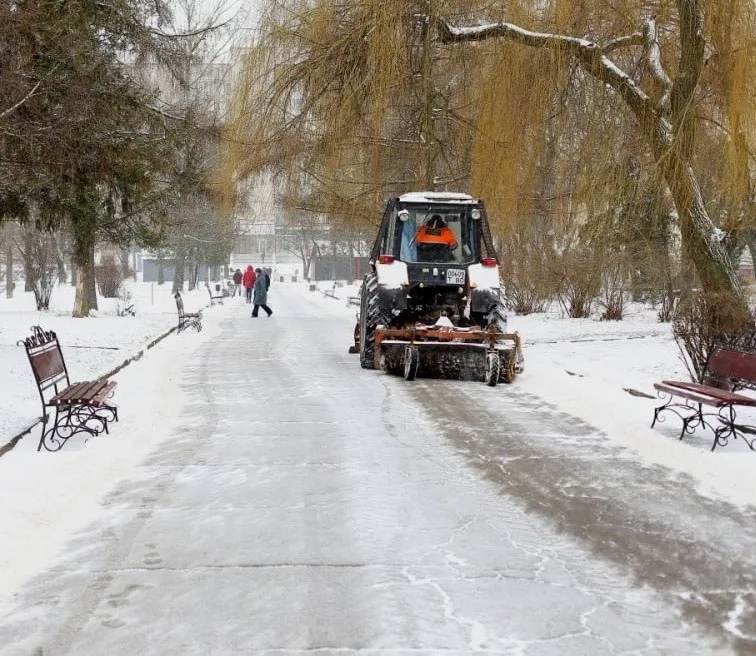 У Тернополі 28 грудня вулиці та тротуари очищають від снігу і ожеледиці