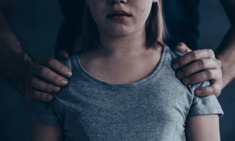 На Тернопільщині батька засудили до 5 років за розпусні дії щодо доньки