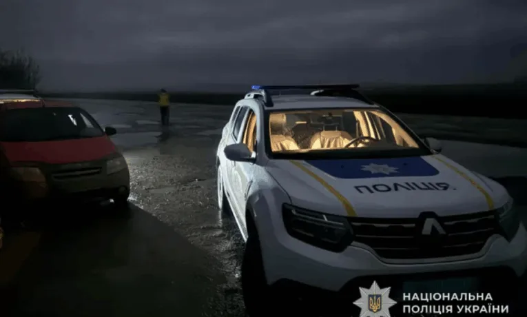 Пропонували поїхати до ТЦК: на Гусятинщині водій порушив правила і намагався підкупити поліцейських