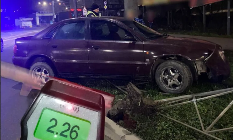 У Тернополі п'яний водій без посвідчення в'їхав у металеву огорожу
