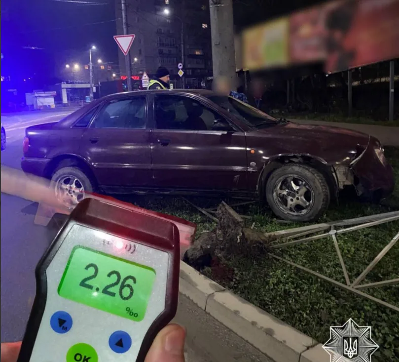 У Тернополі п'яний водій без посвідчення в'їхав у металеву огорожу