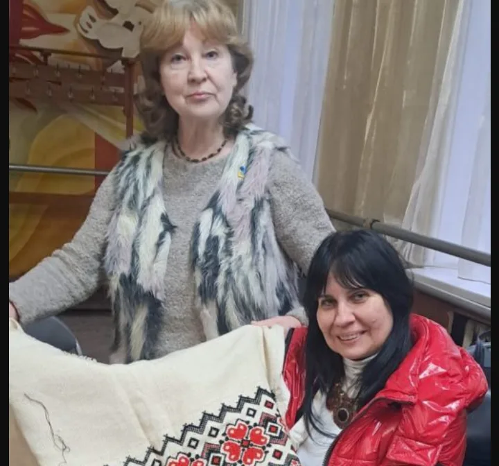 У Бережанах розпочали колективне вишивання великої сорочки