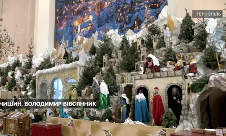 Додали будинок, у який влучила ракета: у Тернополі змонтували найбільшу шопку України