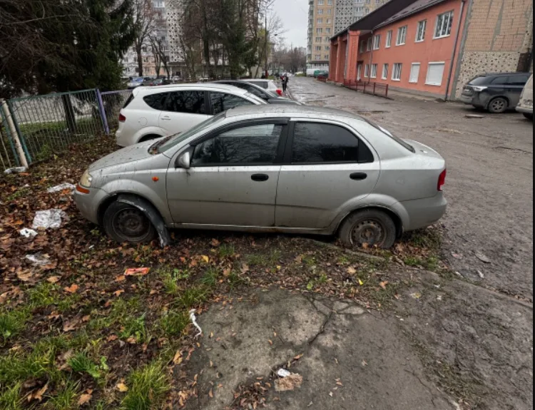 Власникам покинутих автівок у Тернополі дали місяць, щоб забрати транспорт з вулиць