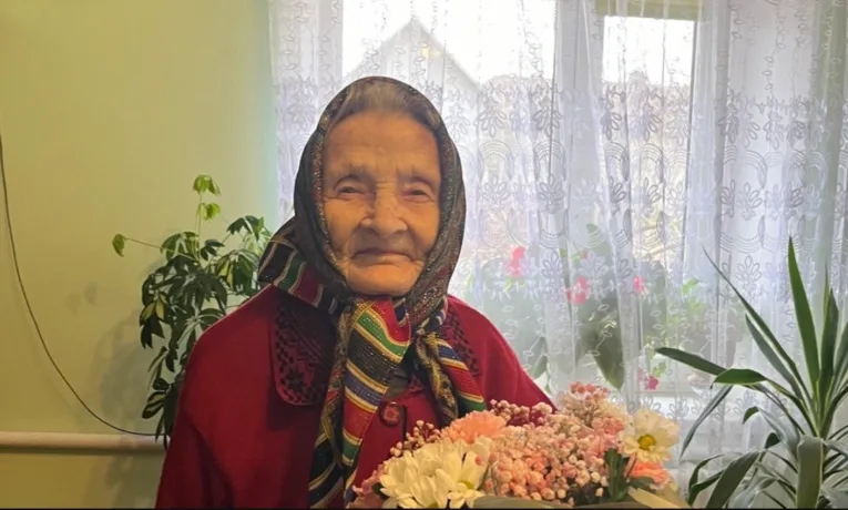 95-річна жителька Тернопільщини читає, ліпить вареники і бавить правнуків