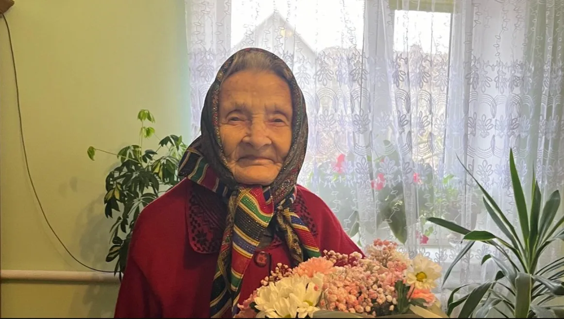 95-річна жителька Тернопільщини читає, ліпить вареники і бавить правнуків