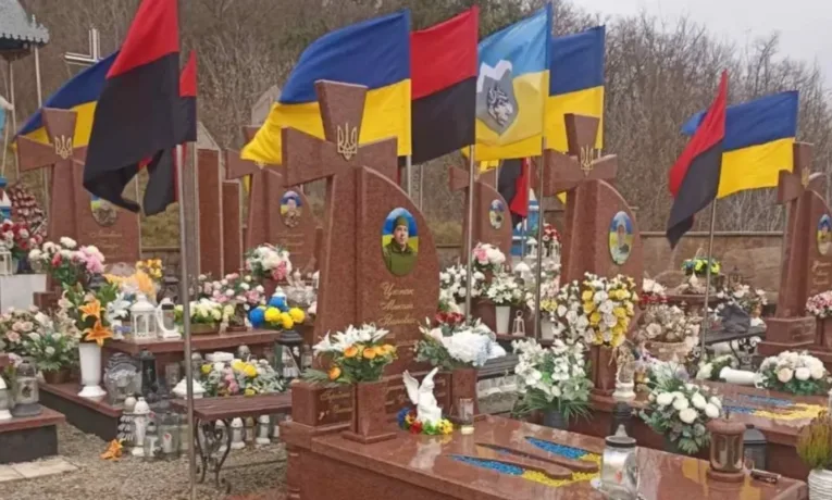 Обіцяли, але люди чекають роками: чому родини загиблих Героїв досі не отримали гроші за пам’ятники