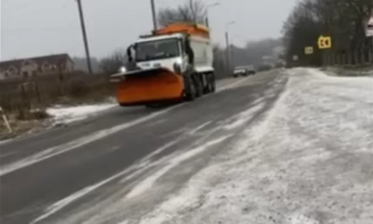 Техніка працює цілодобово: на дорогах Тернопільщини очищення та посипка протиожеледною сумішшю
