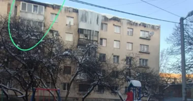 Тернополянка не пускає комунальників на балкон позбивати величезні бурульки
