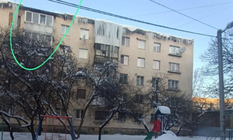 Тернополянка не пускає комунальників на балкон позбивати величезні бурульки