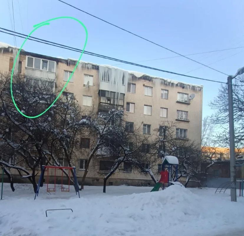 Тернополянка не пускає комунальників на балкон позбивати величезні бурульки