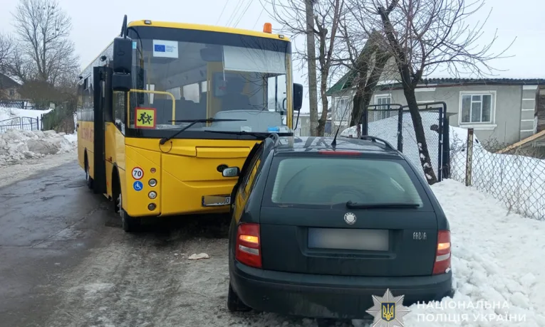 На Тернопільщині шкільний автобус потрапив у ДТП