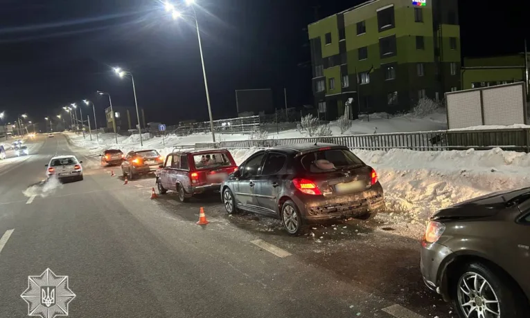 Масштабна автотроща у Тернополі: зіткнулося чотири автомобілі