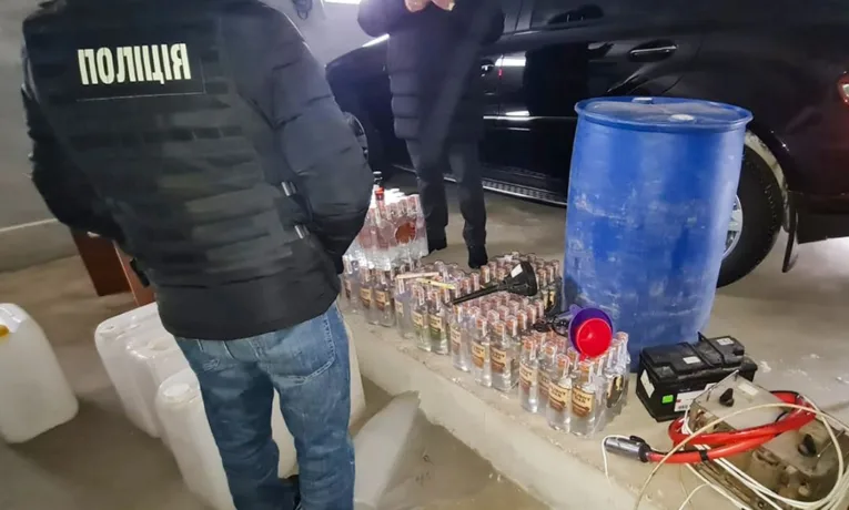 На Тернопільщині у підвалі приватного будинку працювала «фабрика» алкоголю