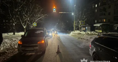 У Тернополі автівка збила чоловіка за межами пішохідного