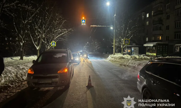 У Тернополі автівка збила чоловіка за межами пішохідного