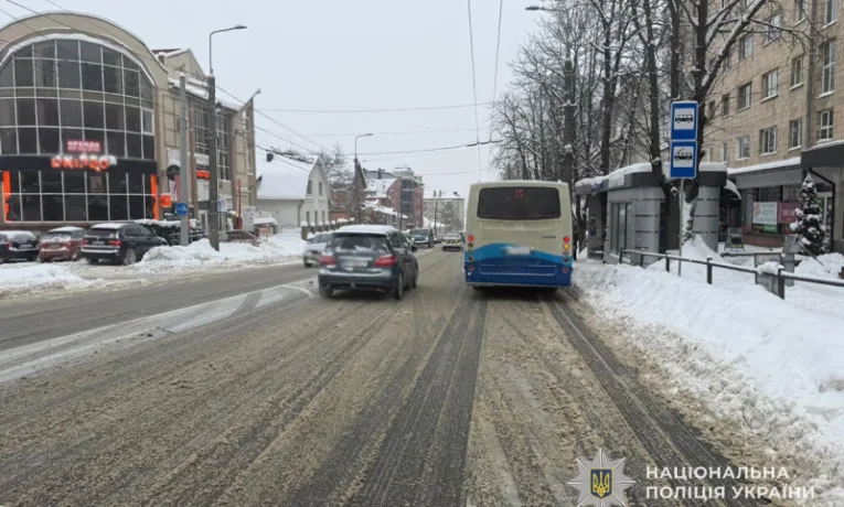 У Тернополі в маршрутці 13-річному школяру зламали руку