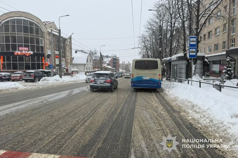 У Тернополі в маршрутці 13-річному школяру зламали руку